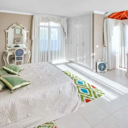 Villa Playa De Fanabe Sleeps 5 Pool Air Con Wifi *
